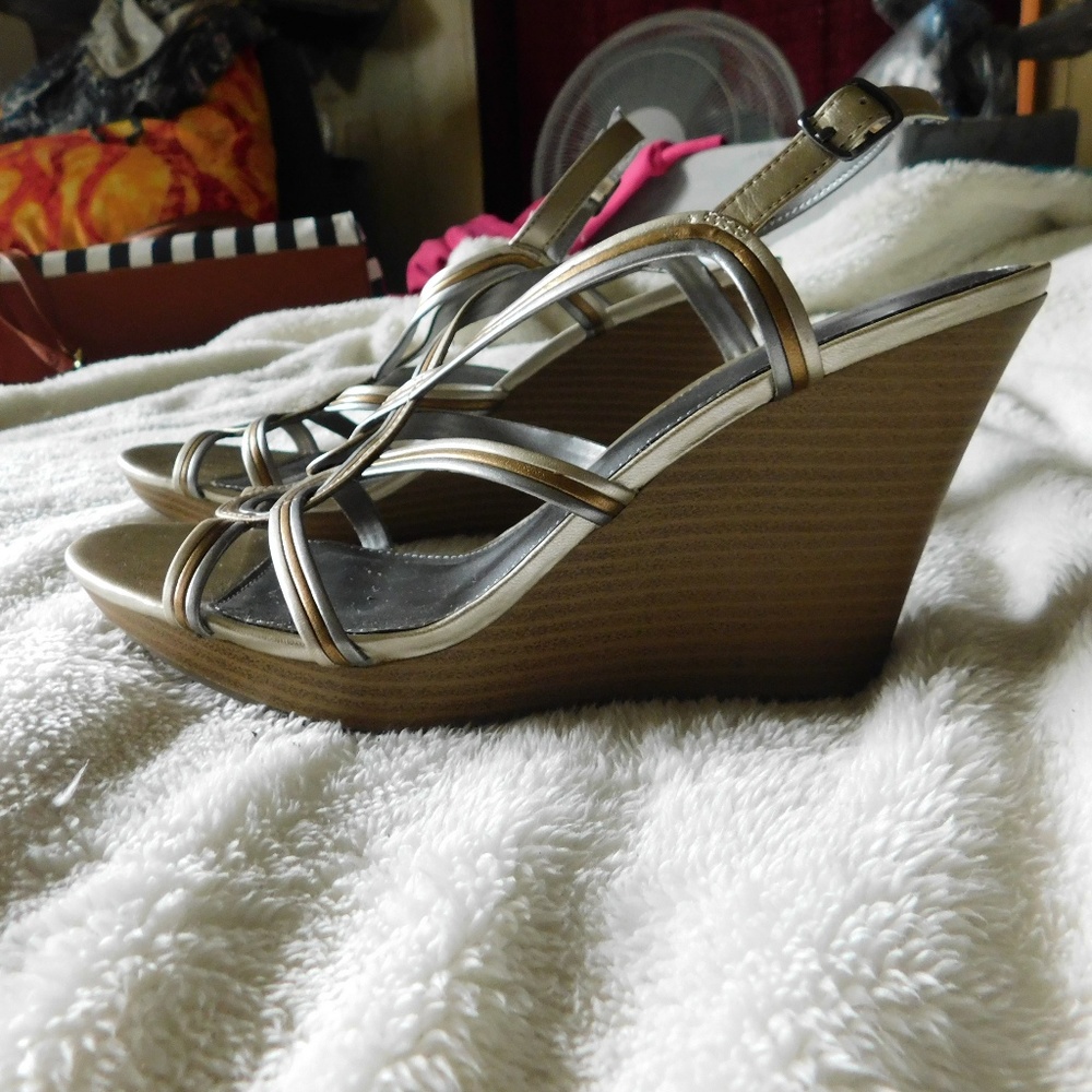 Elle wedge heals